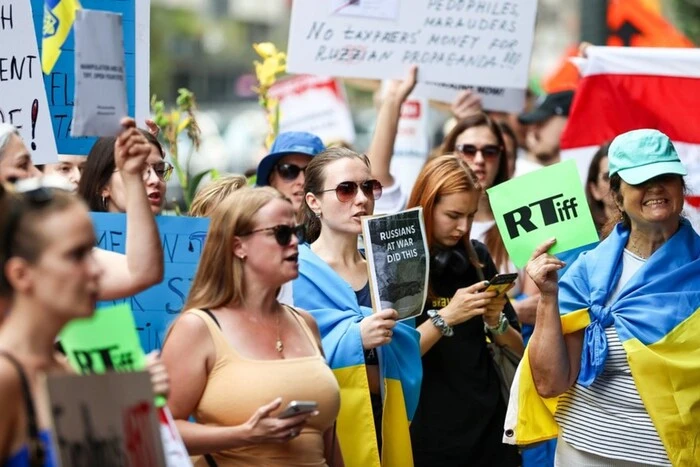 Показ фільму «Росіяни на війні» у Торонто спричинив масштабні проукраїнські протести