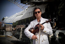 Василь Попадюк, геніальний скрипаль і композитор, зіграв Елегію – власний твір, щемкий і тужливий, поряд зі зруйнованою «Мрією»