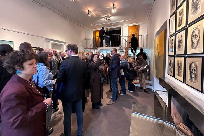 Експозиція розташована у колишньому будинку Алена Делона в Парижі та складається з 56 творів