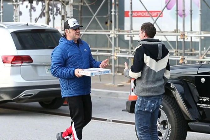 kevin-spacey-buys-paparazzi-pizza-3_01