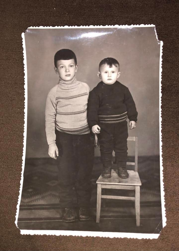 На снимке – политик в детстве и его старший брат. Фото: ФБ Юрия Луценко