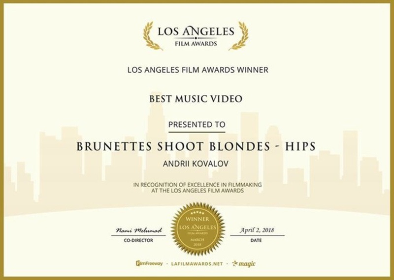 brunettes_shoot_blondes_hips